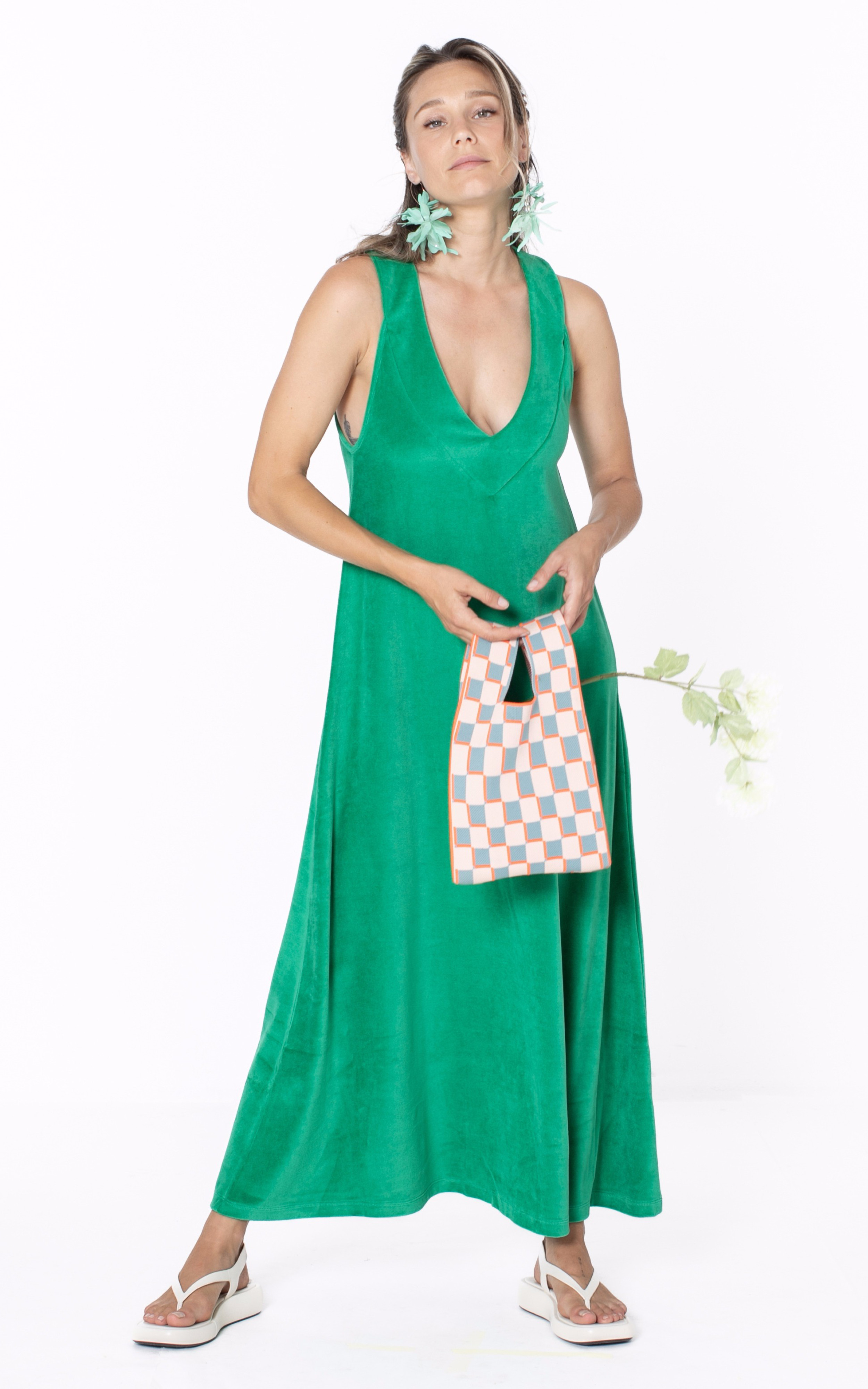 Robe longue éponge vert Marguerite à la plage