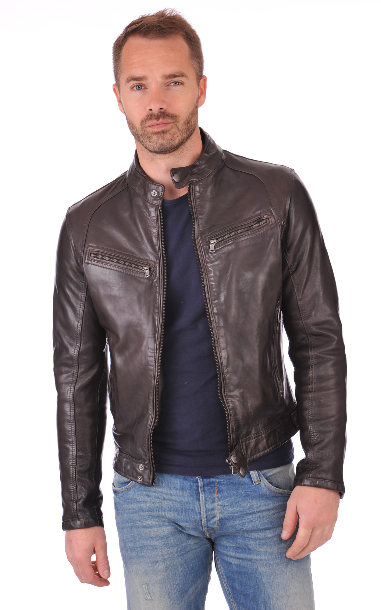 Blouson en cuir homme Blouson en cuir homme Le blouson ou la veste en cuir est un indispensable de la penderie masculine. A porter toute l'année s'il est chaudement doublé ou en mi-saison.