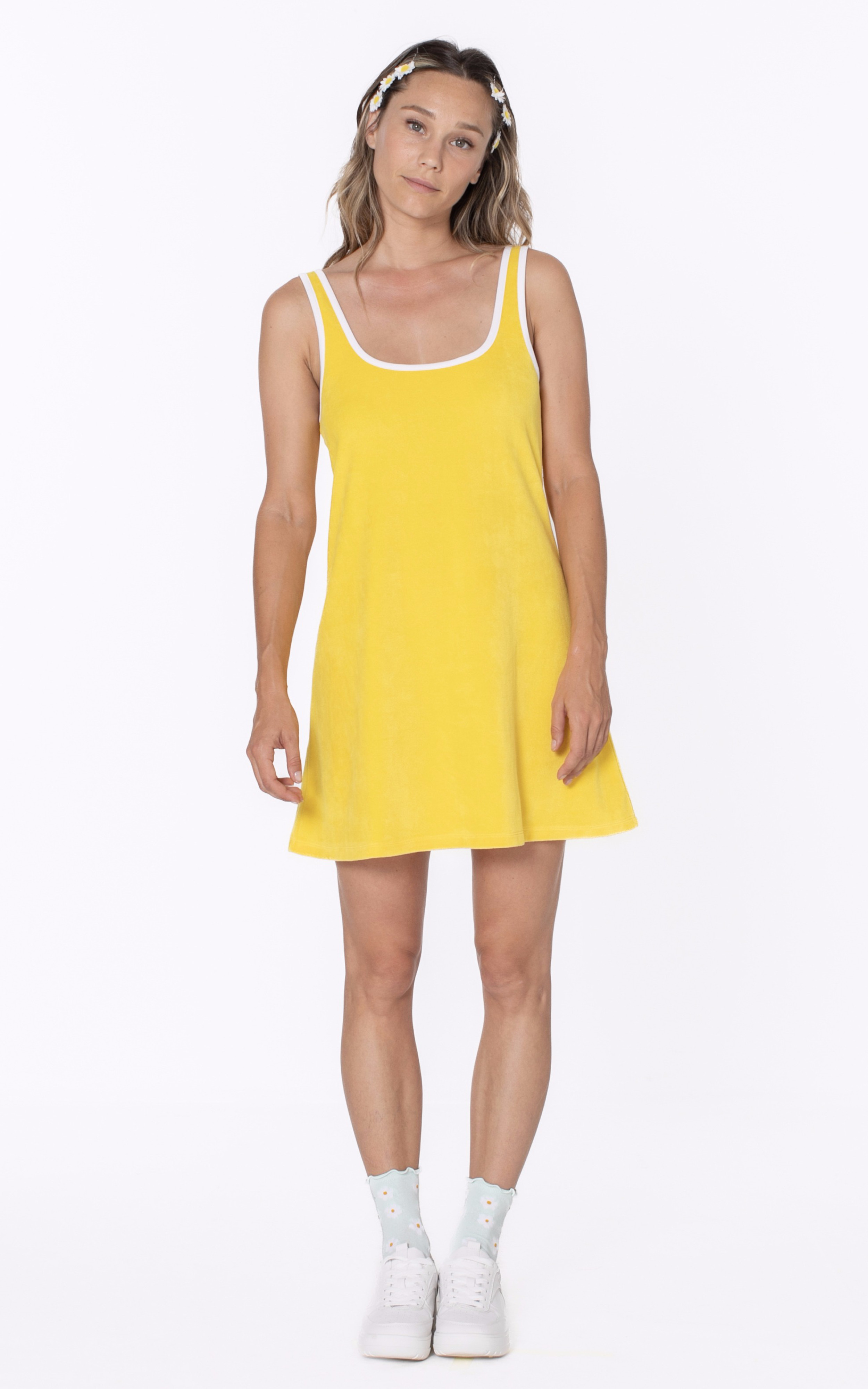 Robe courte éponge jaune Marguerite à la plage