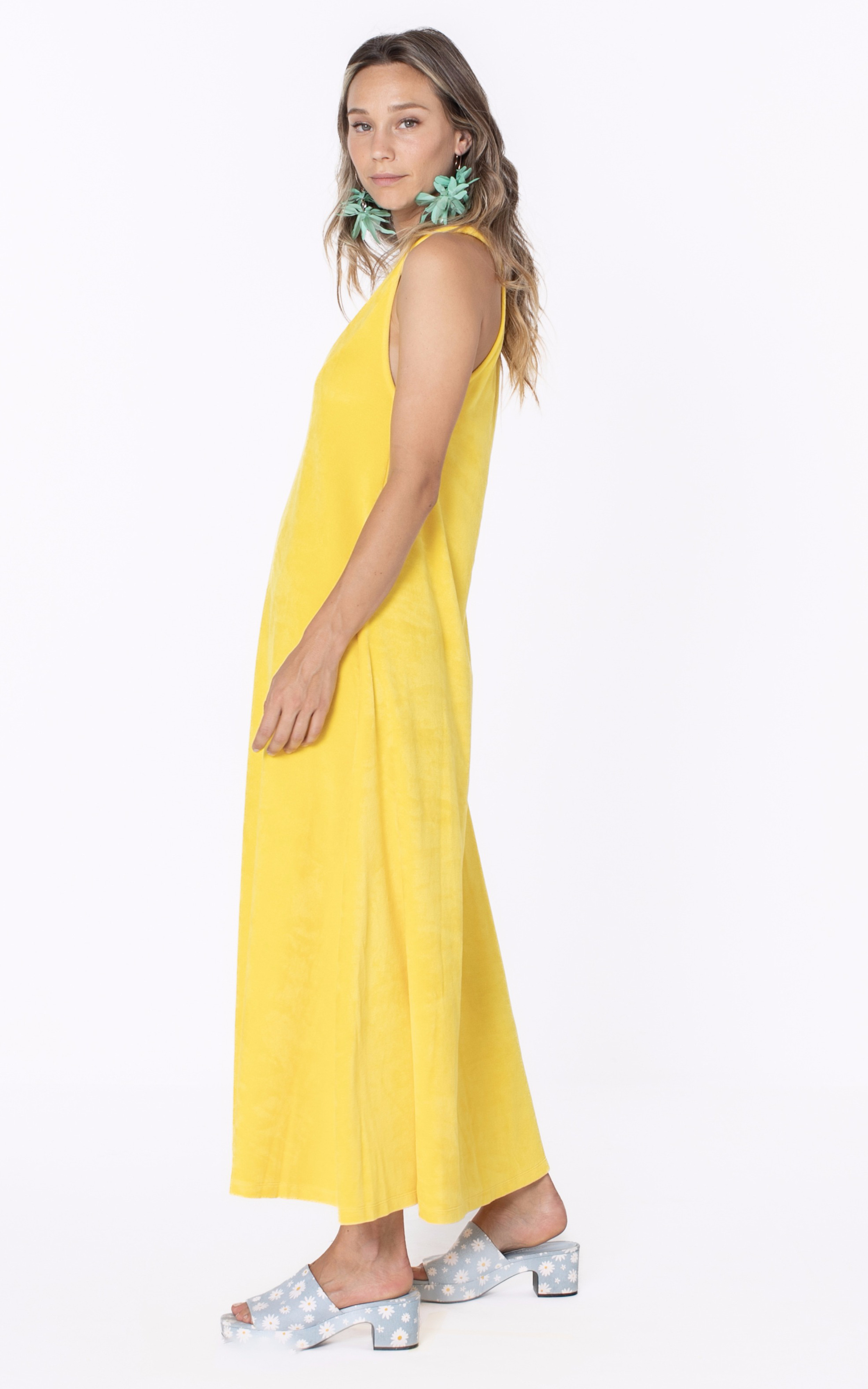 Robe longue éponge jaune Marguerite à la plage