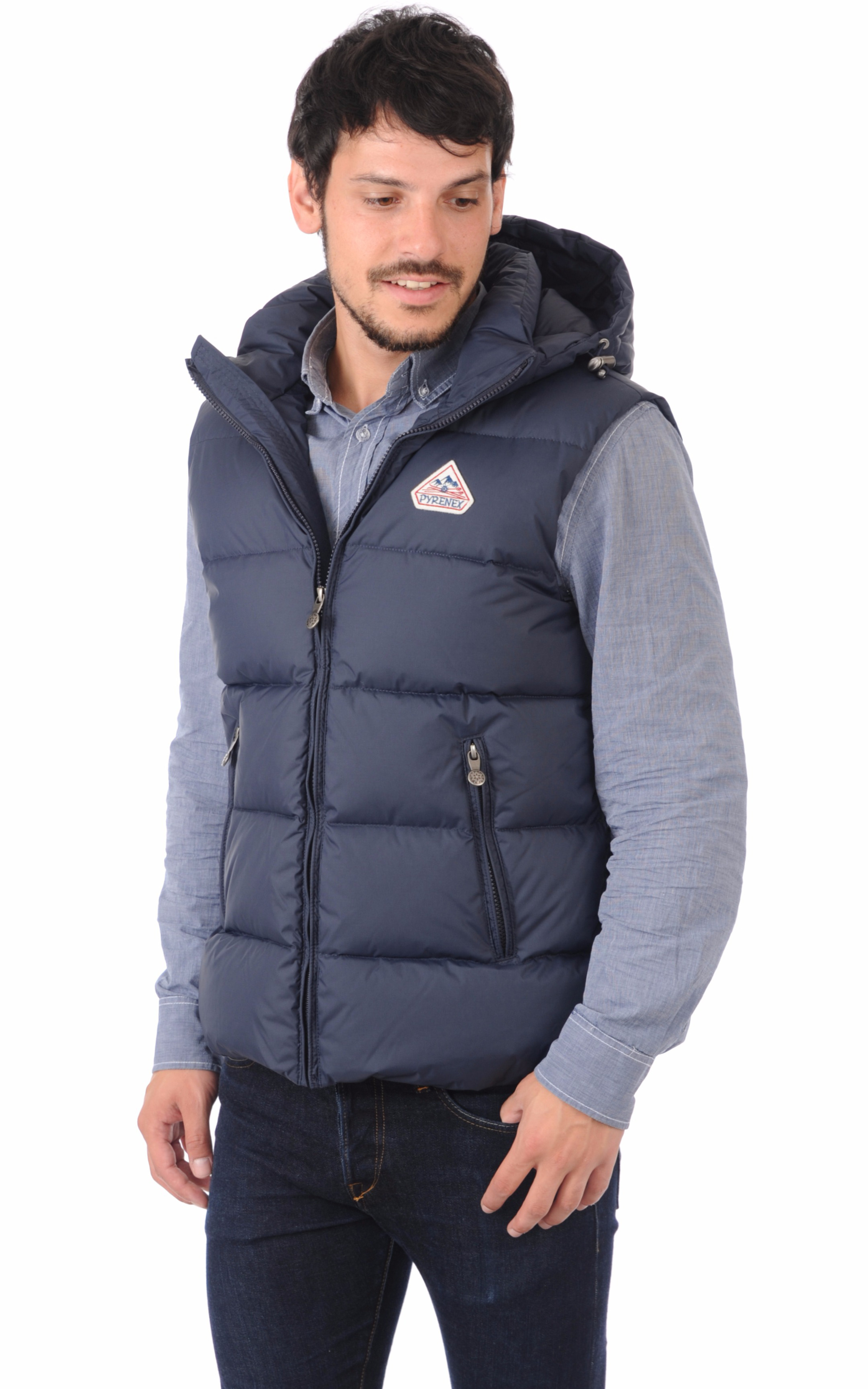 Doudounes sans manches Les doudounes sans manches pour hommes ont beaucoup de volume, pense donc à choisir un pantalon aux jambes plutôt étroites. Évite les baggies, et préfère-leur les slims. Les pantalons de jogging aux jambes étroites sont également parfaits avec une doudoune et des tennis.
