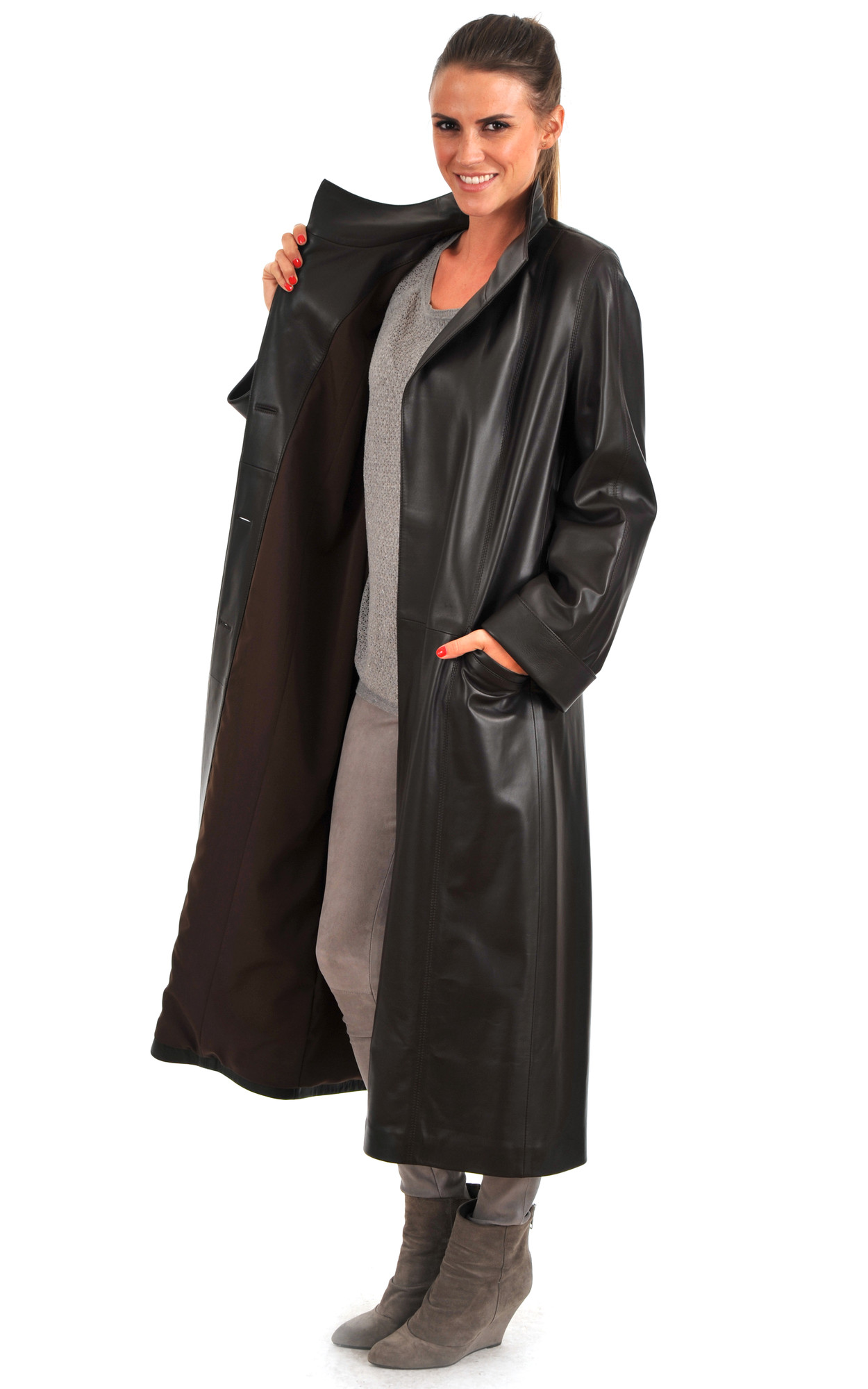 Leather jacket color restoration technique La plupart des manteaux de cuir sont faits de cuir d'agneau, un cuir doux et souple dit 'poreux'. Ils n'ont pas de couche de protection pouvant empêcher une teinture ou .