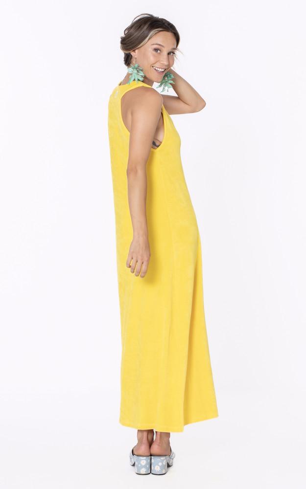 Robe longue éponge jaune Marguerite à la plage