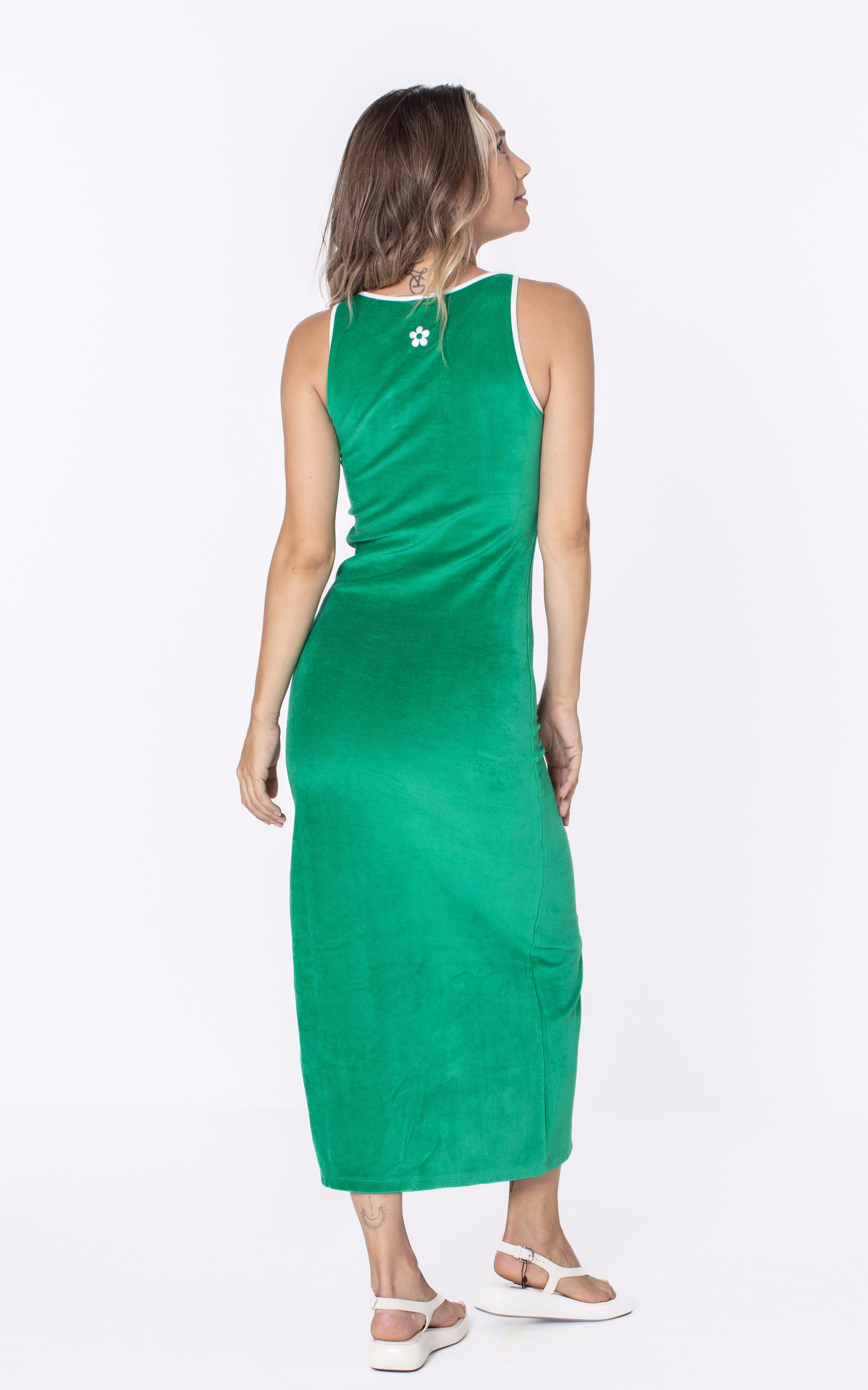 Robe longue éponge vert Marguerite à la plage