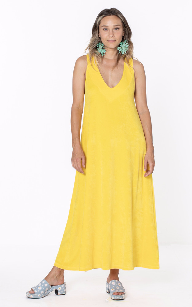 Robe longue éponge jaune Marguerite à la plage