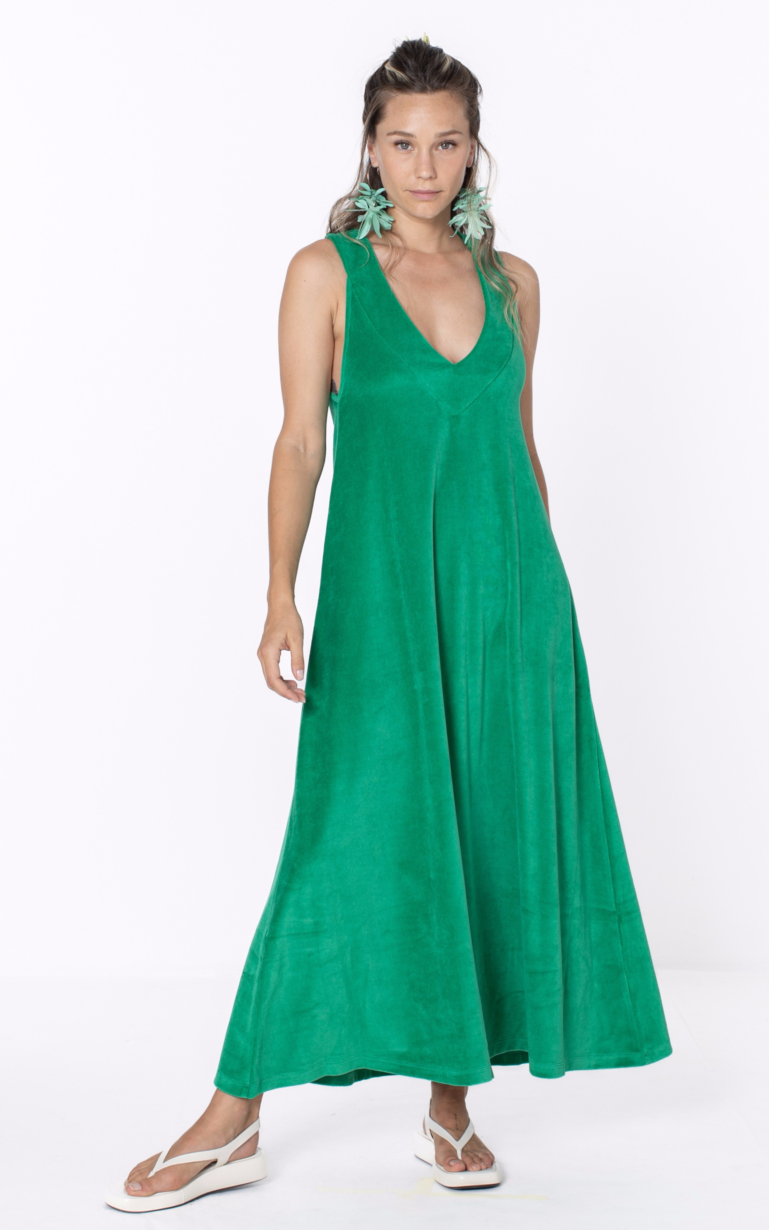 Robe longue éponge vert Marguerite à la plage